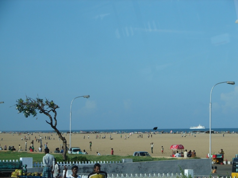2008/03(March)/AroundTheWorld/1st 4 Stops/800x600_19 Chennai, India Worlds longest beach 11 meters.jpg